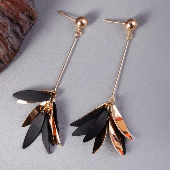 A+ Boutique Jewelry - Drop Earrings 🖤
